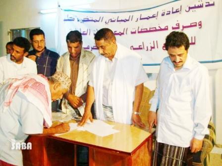 أثناء تسليم مخصصات إعادة الإعمار للأسر المتضررة